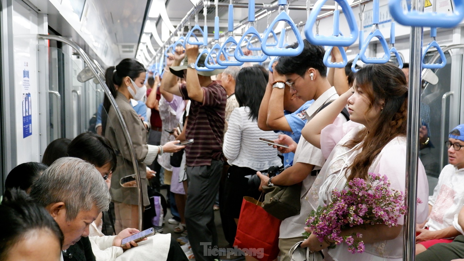 Hình ảnh chuyến tàu metro TPHCM ngày cuối vận hành miễn phí- Ảnh 1.