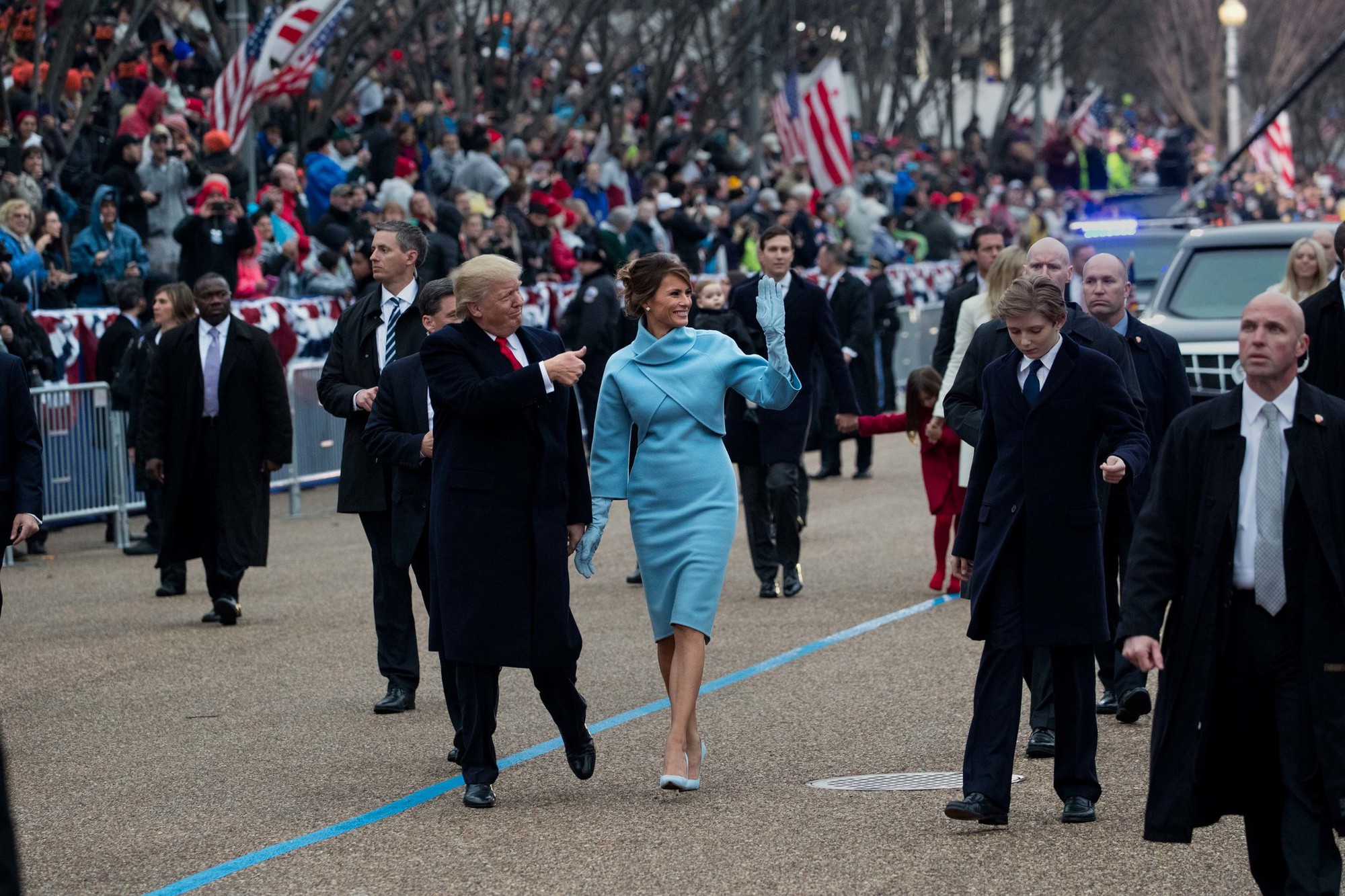 Bà Melania đội chiếc mũ kỳ lạ trong suốt lễ nhậm chức của Tổng thống Donald Trump: Chuyện gì xảy ra?- Ảnh 2.