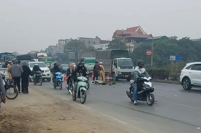 Nữ sinh viên năm cuối đại học tử vong thương tâm sau va chạm giao thông: Người cha ngồi thất thần tại hiện trường- Ảnh 1.