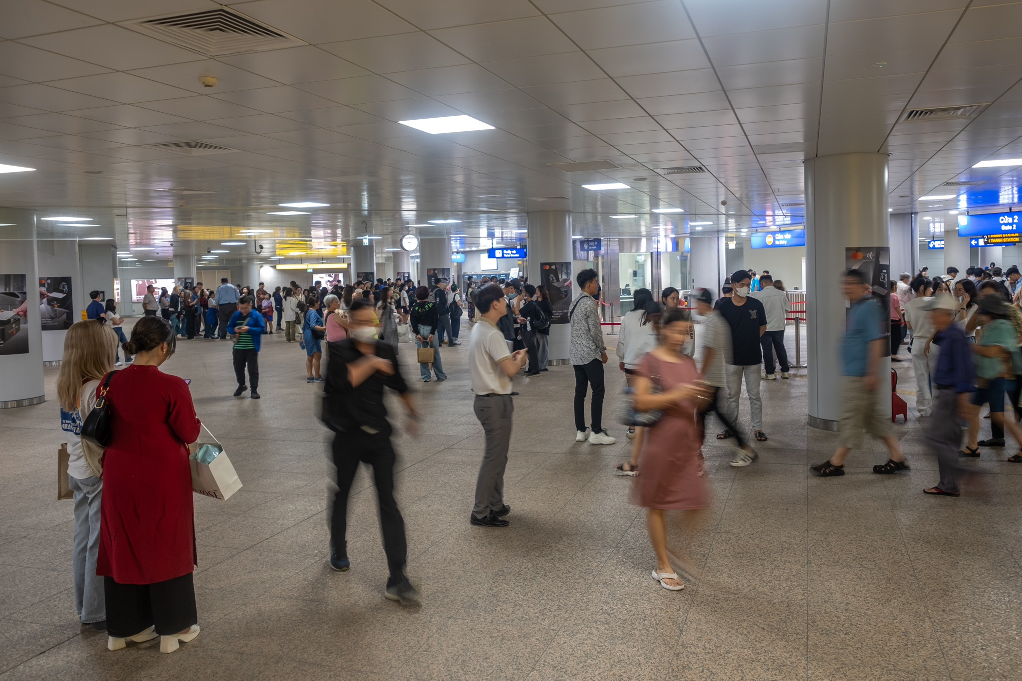 Hình ảnh ở Metro Bến Thành - Suối Tiên trong ngày đầu tiên thu phí- Ảnh 1.