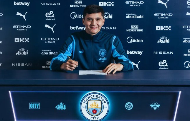 Trung vệ từng đối đầu U23 Việt Nam tại U23 ch&acirc;u &Aacute; ra mắt, lấy vị tr&iacute; của tuyển thủ Anh tại Man City- Ảnh 1.