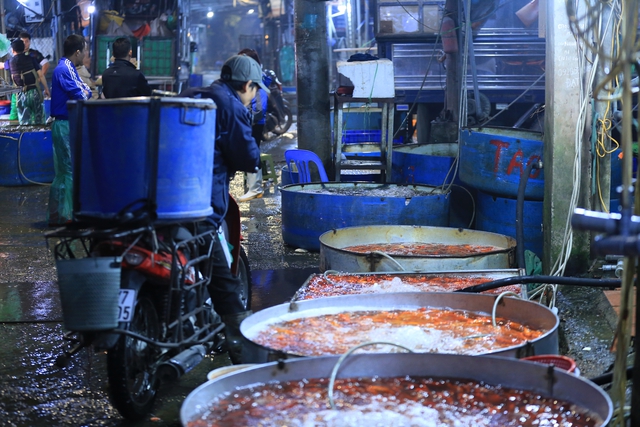 Khu chợ nổi tiếng Hà Nội dịp ông Công ông Táo nhộn nhịp xuyên đêm, nhiều người “cân đo đong đếm” lượng mua vì 1 điều- Ảnh 6.