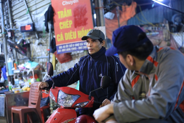 Khu chợ nổi tiếng Hà Nội dịp ông Công ông Táo nhộn nhịp xuyên đêm, nhiều người “cân đo đong đếm” lượng mua vì 1 điều- Ảnh 11.