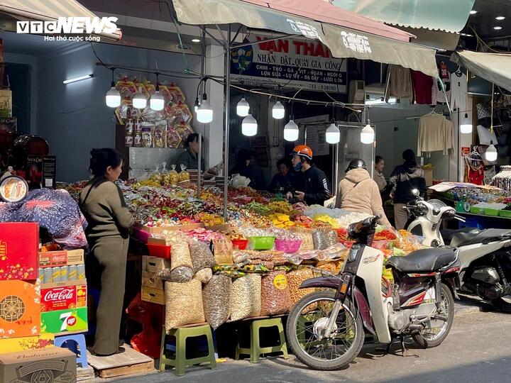 Cảnh lạ ở 'thủ phủ' bánh kẹo Hà Nội ngày cận Tết Nguyên đán Ất Tỵ- Ảnh 6.