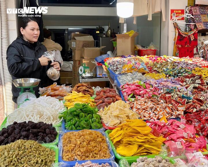 Cảnh lạ ở 'thủ phủ' bánh kẹo Hà Nội ngày cận Tết Nguyên đán Ất Tỵ- Ảnh 10.