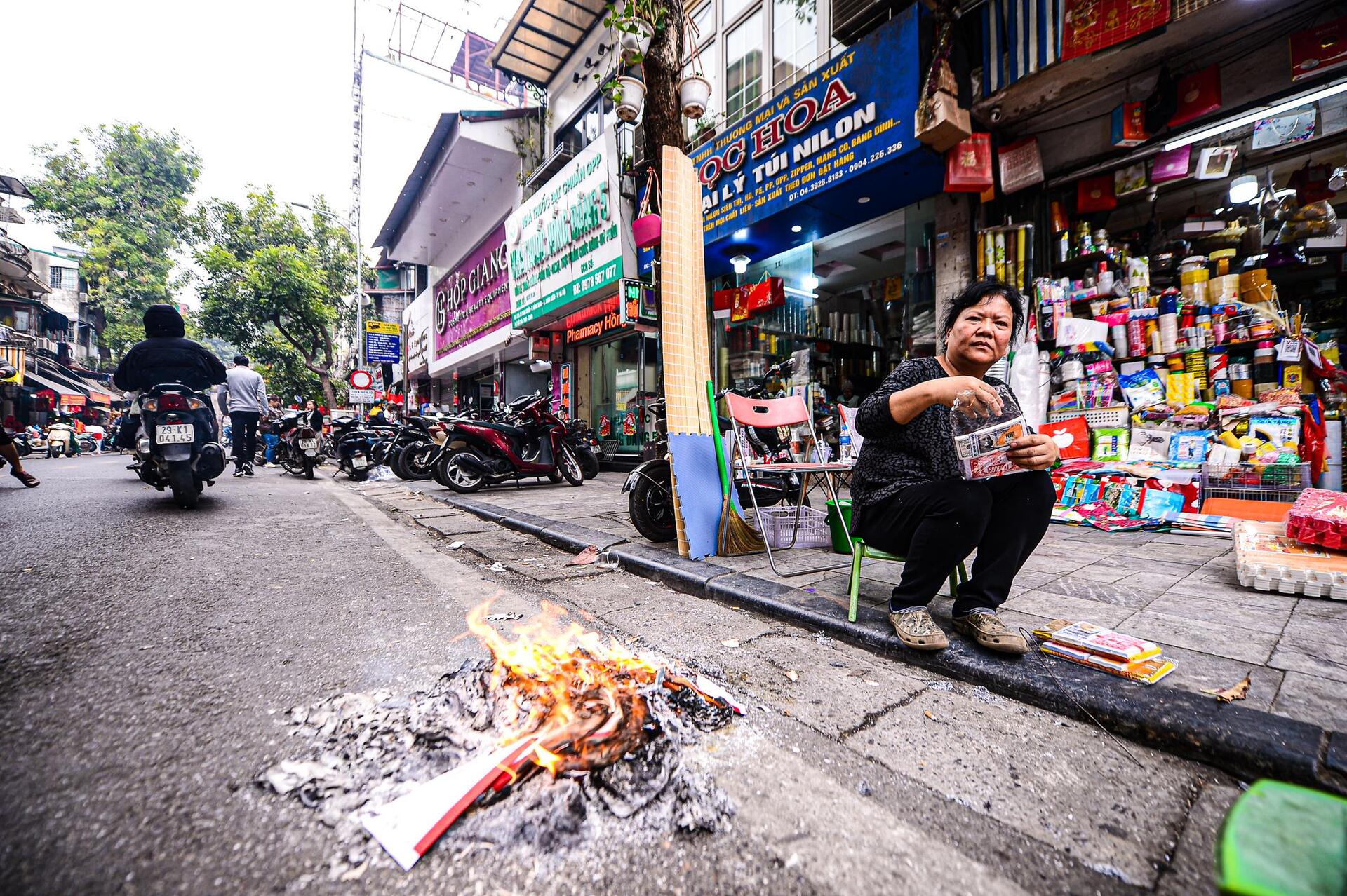 Người Hà Nội đốt vàng mã cúng Táo quân khắp vỉa hè phố cổ- Ảnh 11.