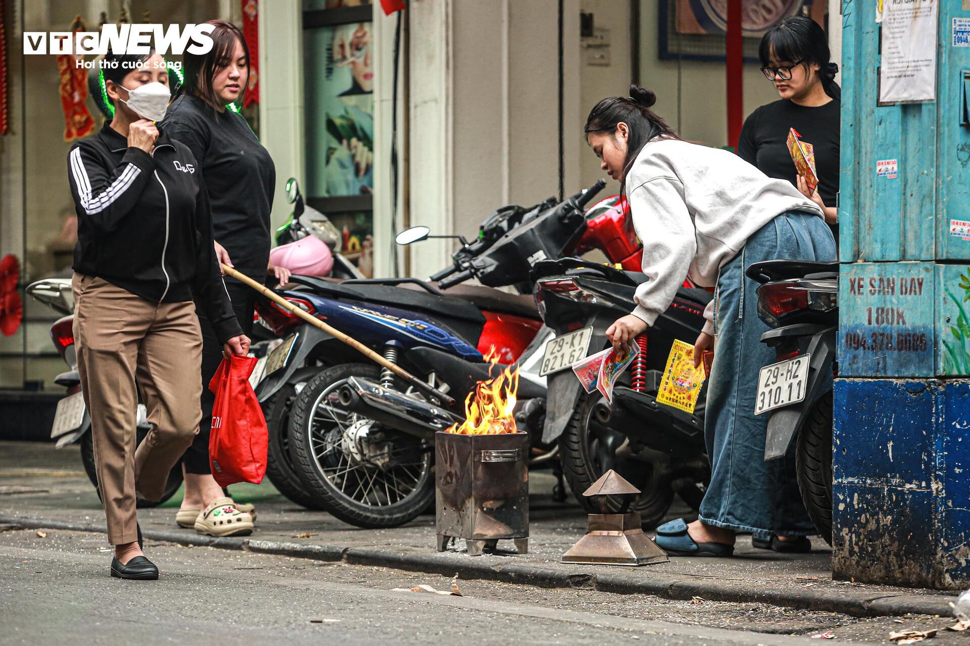 Người Hà Nội đốt vàng mã cúng Táo quân khắp vỉa hè phố cổ- Ảnh 15.