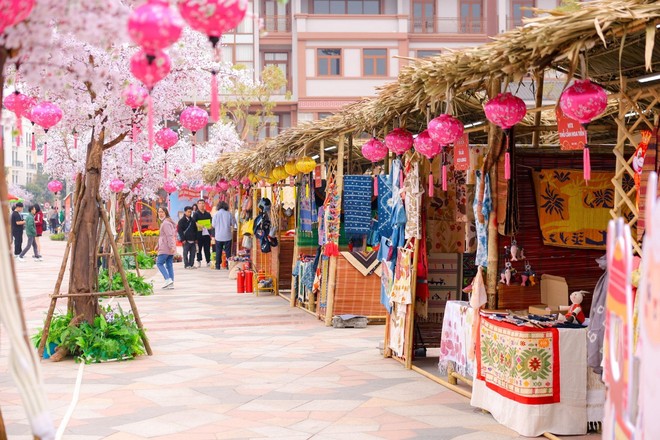 Nàng thơ Hà Thành "lên đồ" rạng rỡ, check-in không gian Tết Việt hoành tráng, đa sắc màu- Ảnh 12.