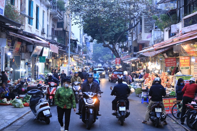 Người Hà Nội chen chân ở chợ từ sớm để mua đồ cúng trong ngày tiễn ông Táo về trời- Ảnh 1.