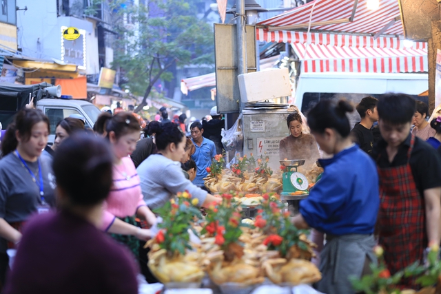 Người Hà Nội chen chân ở chợ từ sớm để mua đồ cúng trong ngày tiễn ông Táo về trời- Ảnh 2.