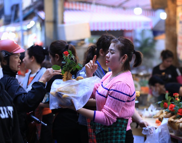 Người Hà Nội chen chân ở chợ từ sớm để mua đồ cúng trong ngày tiễn ông Táo về trời- Ảnh 7.