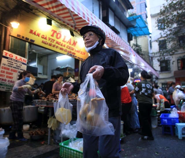 Người Hà Nội chen chân ở chợ từ sớm để mua đồ cúng trong ngày tiễn ông Táo về trời- Ảnh 9.