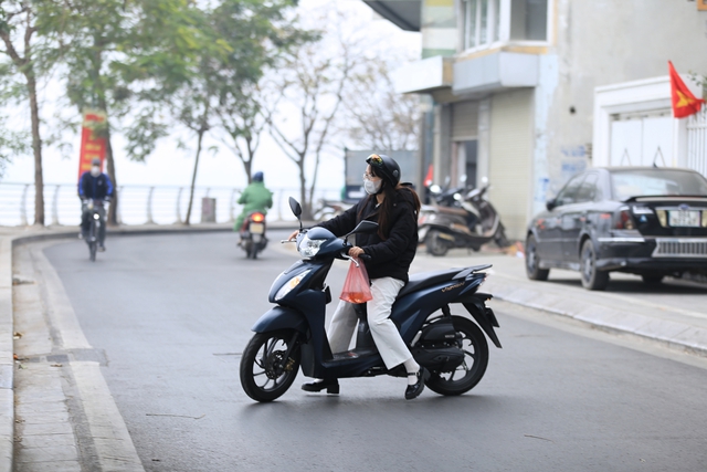 Thả cá kiểu mới ngày ông Công ông Táo tại Hà Nội: Nhiều người hưởng ứng, một số người còn lo ngại- Ảnh 2.