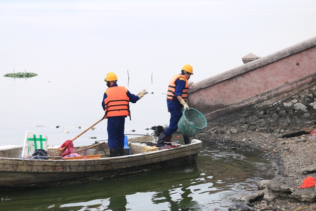 Thả cá kiểu mới ngày ông Công ông Táo tại Hà Nội: Nhiều người hưởng ứng, một số người còn lo ngại- Ảnh 23.