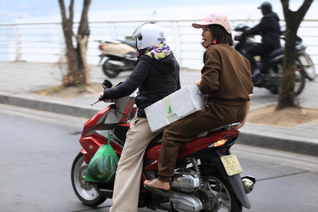 Thả cá kiểu mới ngày ông Công ông Táo tại Hà Nội: Nhiều người hưởng ứng, một số người còn lo ngại- Ảnh 8.