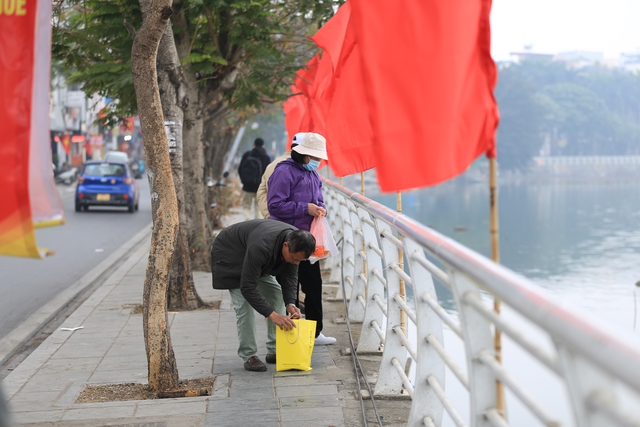 Thả cá kiểu mới ngày ông Công ông Táo tại Hà Nội: Nhiều người hưởng ứng, một số người còn lo ngại- Ảnh 9.