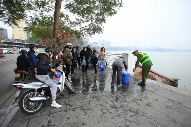 Thả cá kiểu mới ngày ông Công ông Táo tại Hà Nội: Nhiều người hưởng ứng, một số người còn lo ngại- Ảnh 13.