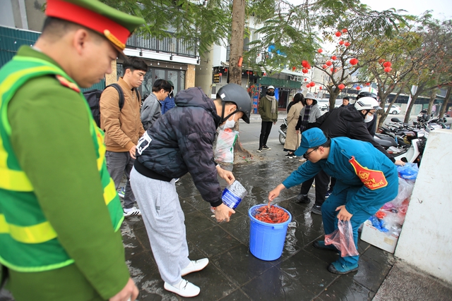 Thả cá kiểu mới ngày ông Công ông Táo tại Hà Nội: Nhiều người hưởng ứng, một số người còn lo ngại- Ảnh 5.