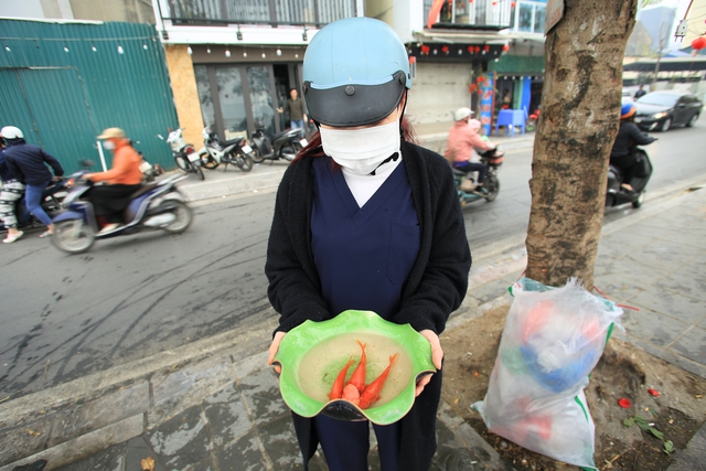 Thả cá kiểu mới ngày ông Công ông Táo tại Hà Nội: Nhiều người hưởng ứng, một số người còn lo ngại- Ảnh 6.