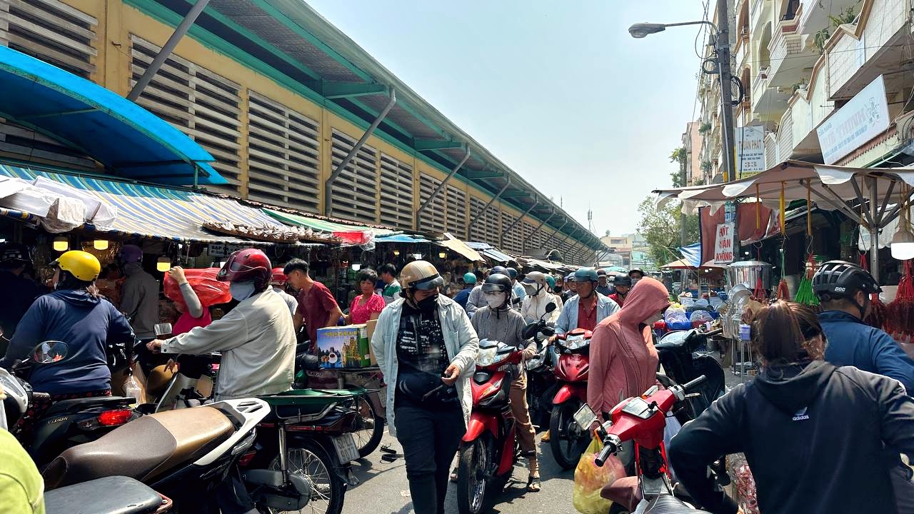 Các khu chợ truyền thống tại TP.HCM ngày 23 tháng Chạp: Nơi vắng vẻ lạ thường, nơi đông đúc khách chen nhau sắm Tết- Ảnh 14.