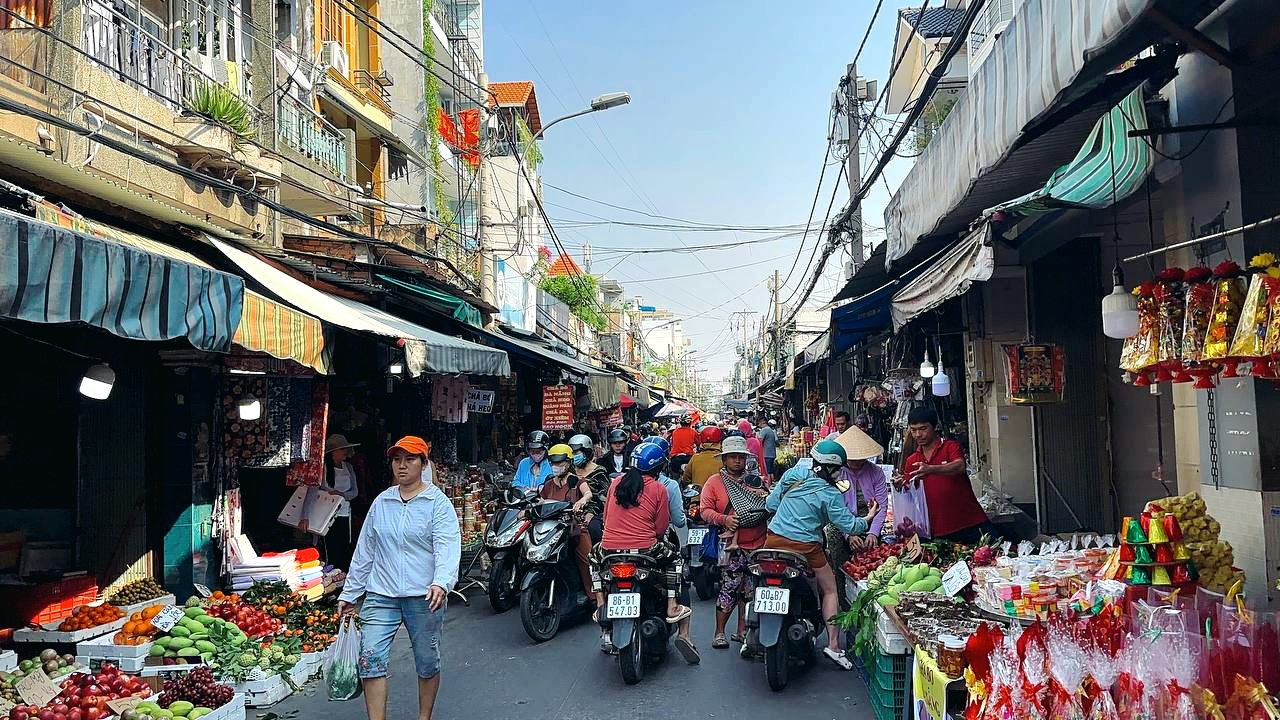 Các khu chợ truyền thống tại TP.HCM ngày 23 tháng Chạp: Nơi vắng vẻ lạ thường, nơi đông đúc khách chen nhau sắm Tết- Ảnh 23.