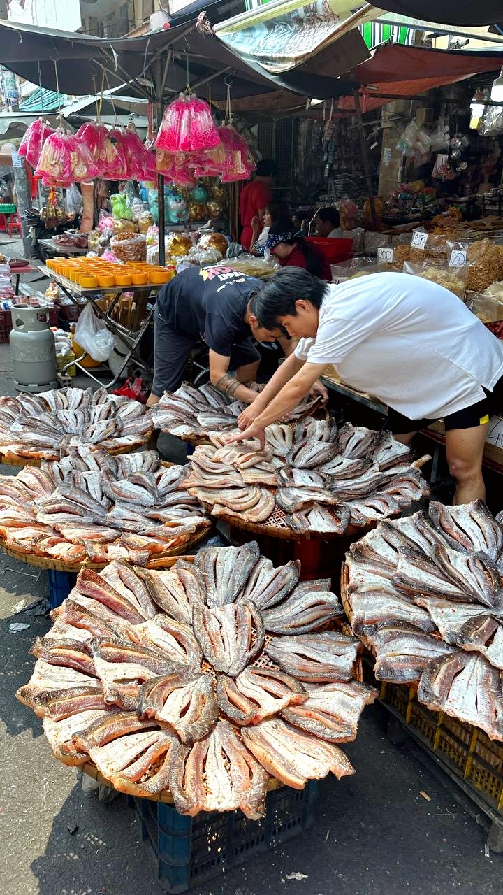 Các khu chợ truyền thống tại TP.HCM ngày 23 tháng Chạp: Nơi vắng vẻ lạ thường, nơi đông đúc khách chen nhau sắm Tết- Ảnh 20.