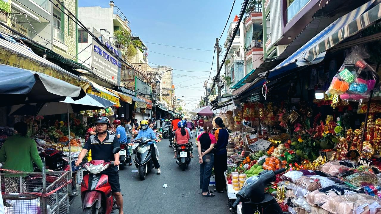 Các khu chợ truyền thống tại TP.HCM ngày 23 tháng Chạp: Nơi vắng vẻ lạ thường, nơi đông đúc khách chen nhau sắm Tết- Ảnh 22.