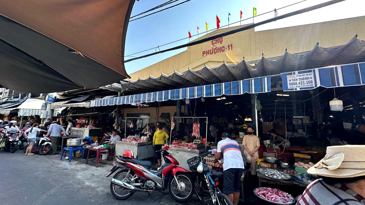 Các khu chợ truyền thống tại TP.HCM ngày 23 tháng Chạp: Nơi vắng vẻ lạ thường, nơi đông đúc khách chen nhau sắm Tết- Ảnh 24.