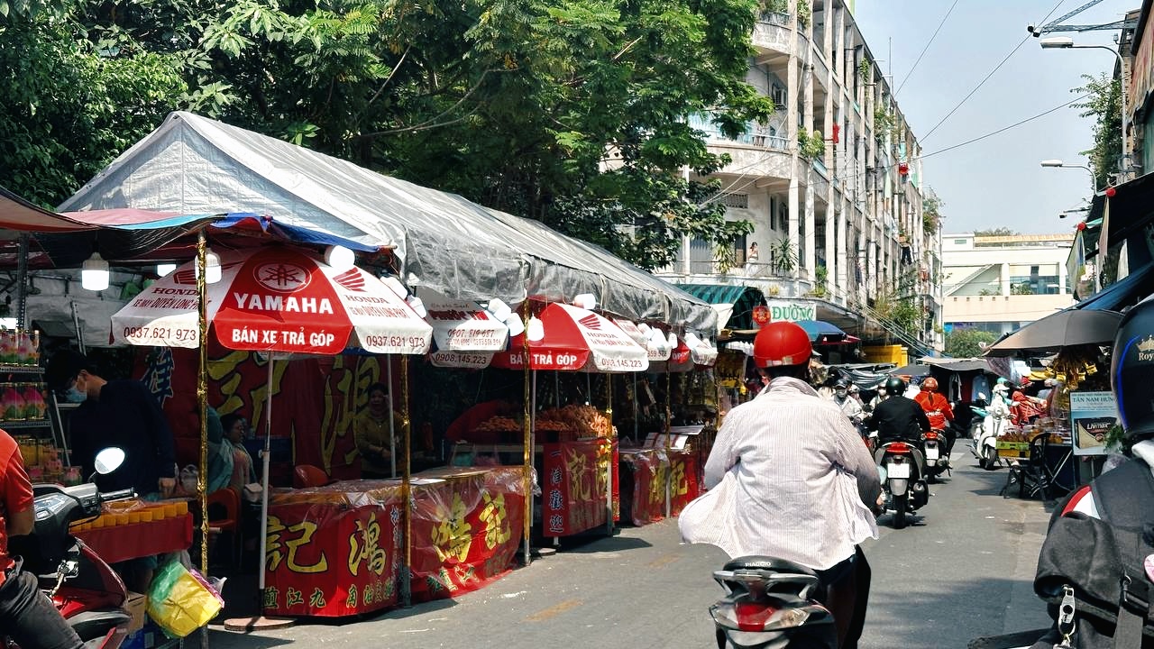 Các khu chợ truyền thống tại TP.HCM ngày 23 tháng Chạp: Nơi vắng vẻ lạ thường, nơi đông đúc khách chen nhau sắm Tết- Ảnh 1.