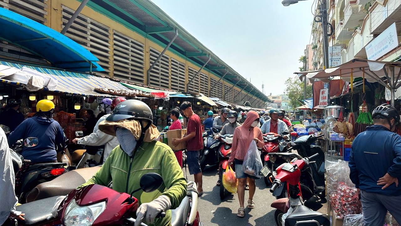 Các khu chợ truyền thống tại TP.HCM ngày 23 tháng Chạp: Nơi vắng vẻ lạ thường, nơi đông đúc khách chen nhau sắm Tết- Ảnh 15.