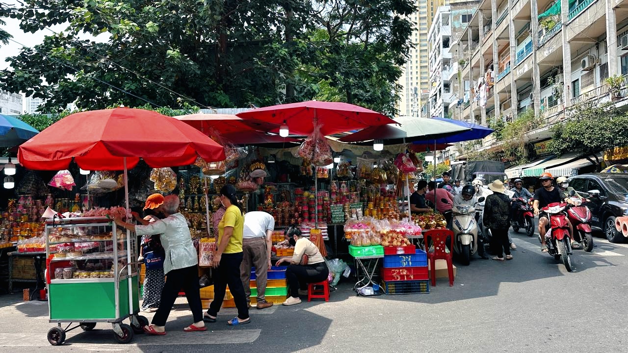 Các khu chợ truyền thống tại TP.HCM ngày 23 tháng Chạp: Nơi vắng vẻ lạ thường, nơi đông đúc khách chen nhau sắm Tết- Ảnh 2.