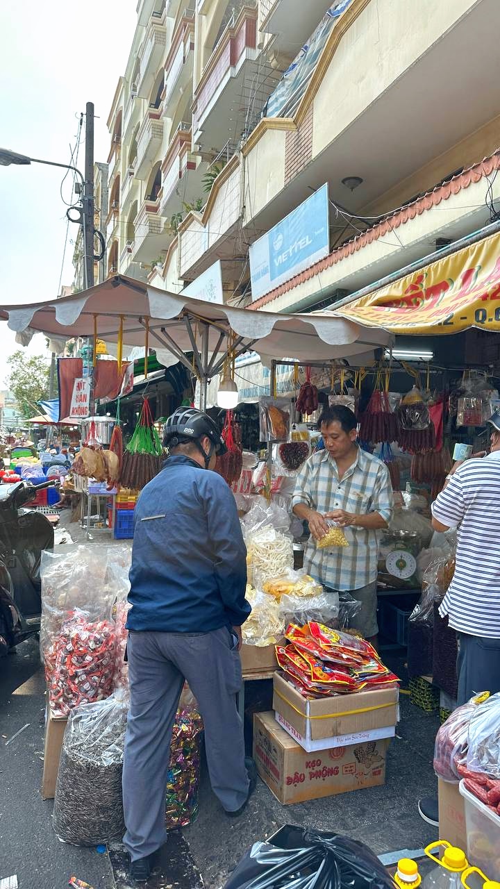 Các khu chợ truyền thống tại TP.HCM ngày 23 tháng Chạp: Nơi vắng vẻ lạ thường, nơi đông đúc khách chen nhau sắm Tết- Ảnh 17.