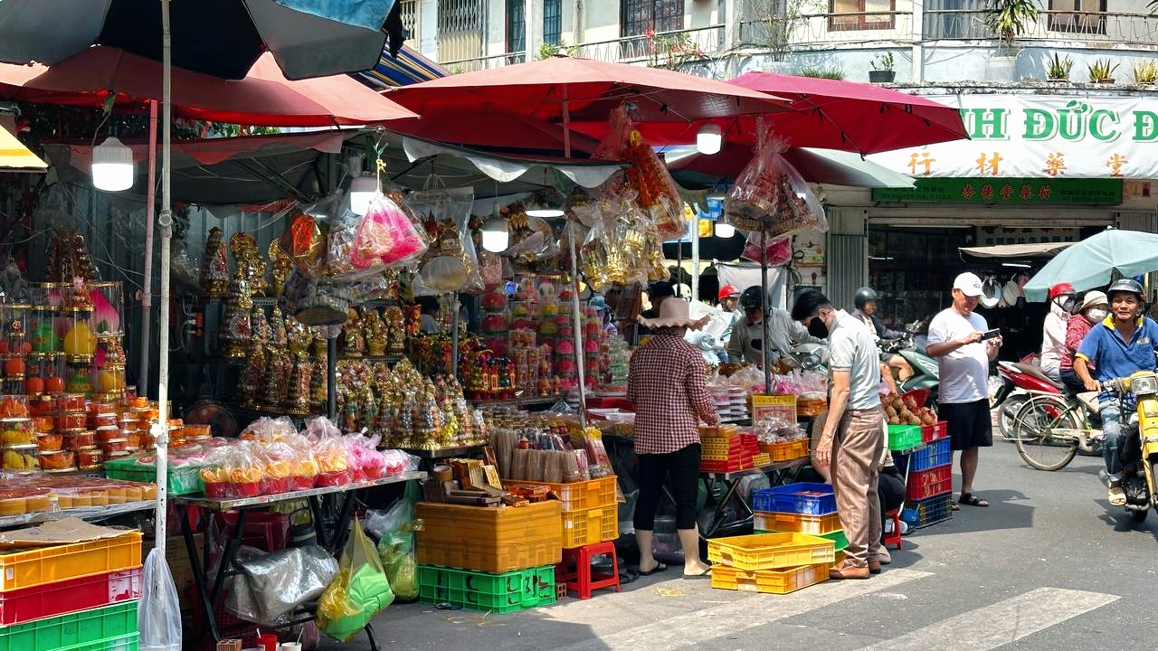 Các khu chợ truyền thống tại TP.HCM ngày 23 tháng Chạp: Nơi vắng vẻ lạ thường, nơi đông đúc khách chen nhau sắm Tết- Ảnh 3.