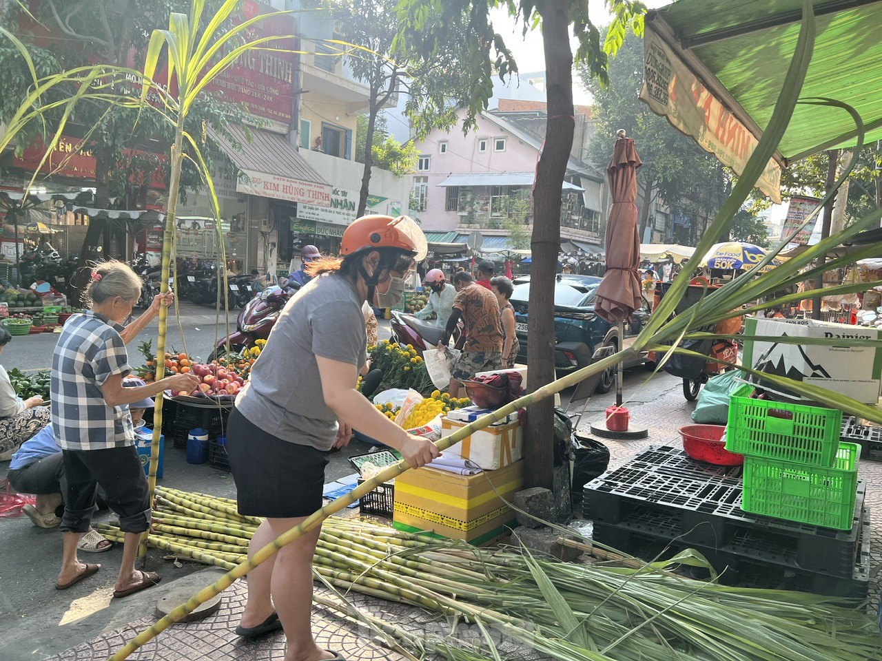 'Phương tiện' đưa ông Táo về trời đắt khách, mua không cần trả giá- Ảnh 1.