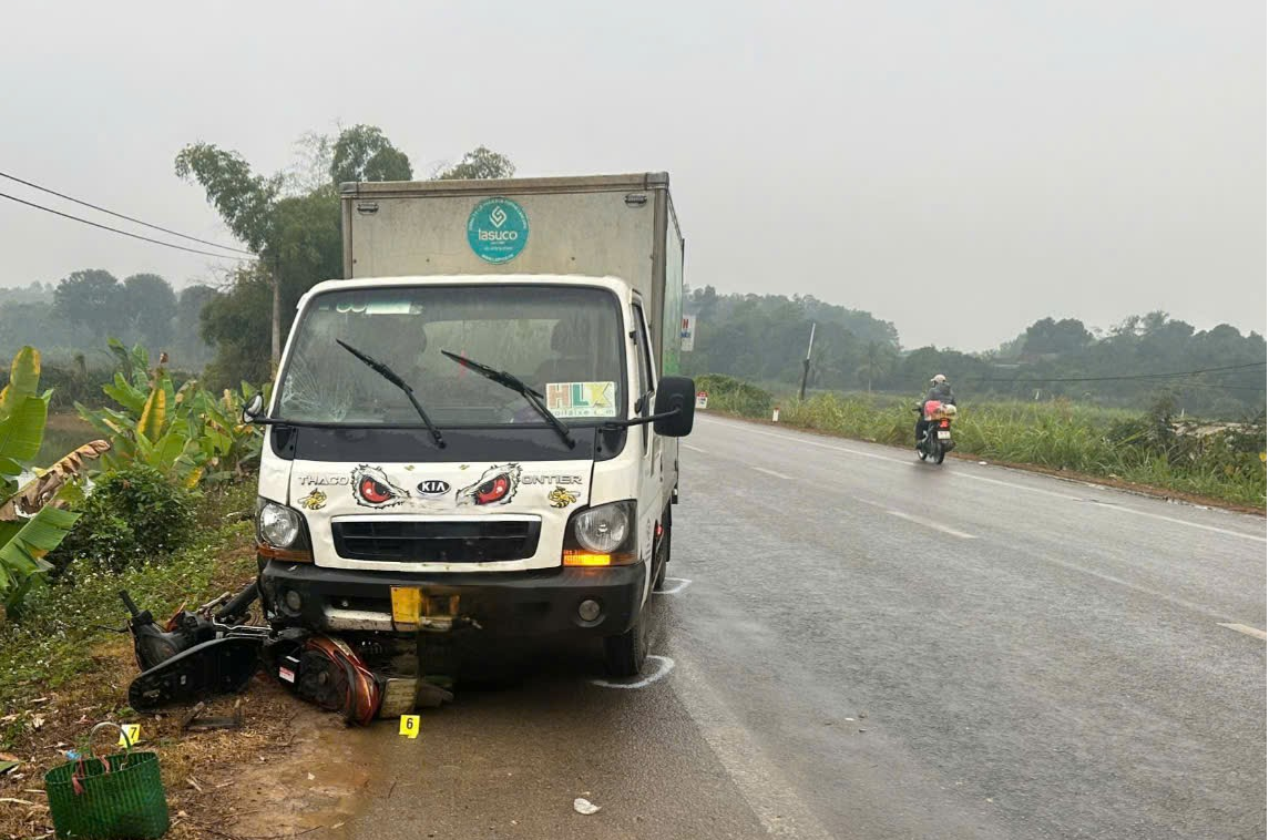 Bị xe tải tông từ phía sau, người phụ nữ đi xe máy tử vong- Ảnh 1.