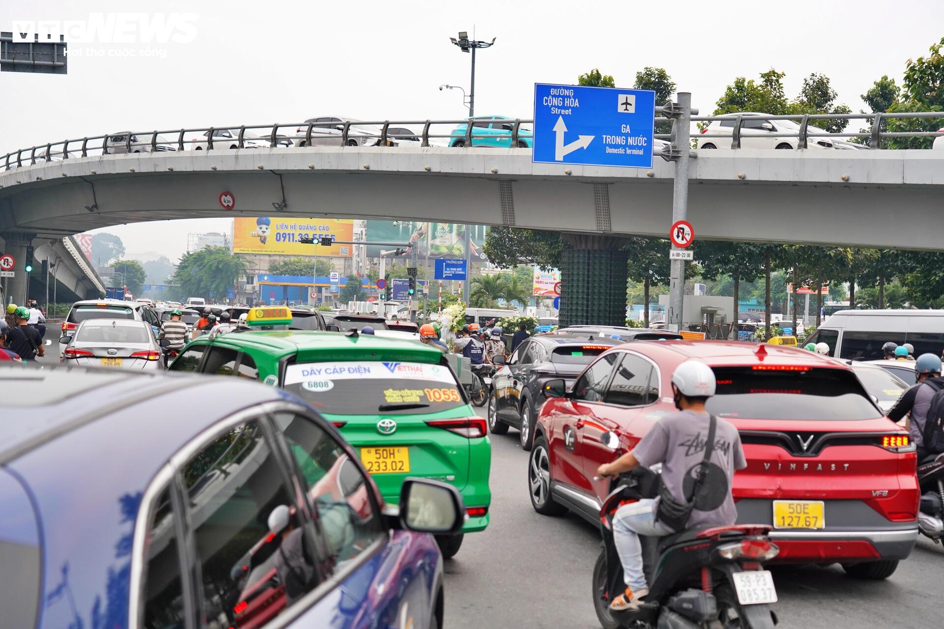 Sân bay Tân Sơn Nhất đông nghẹt chiều 24 Tết, hành khách vật vã ngồi chờ- Ảnh 3.