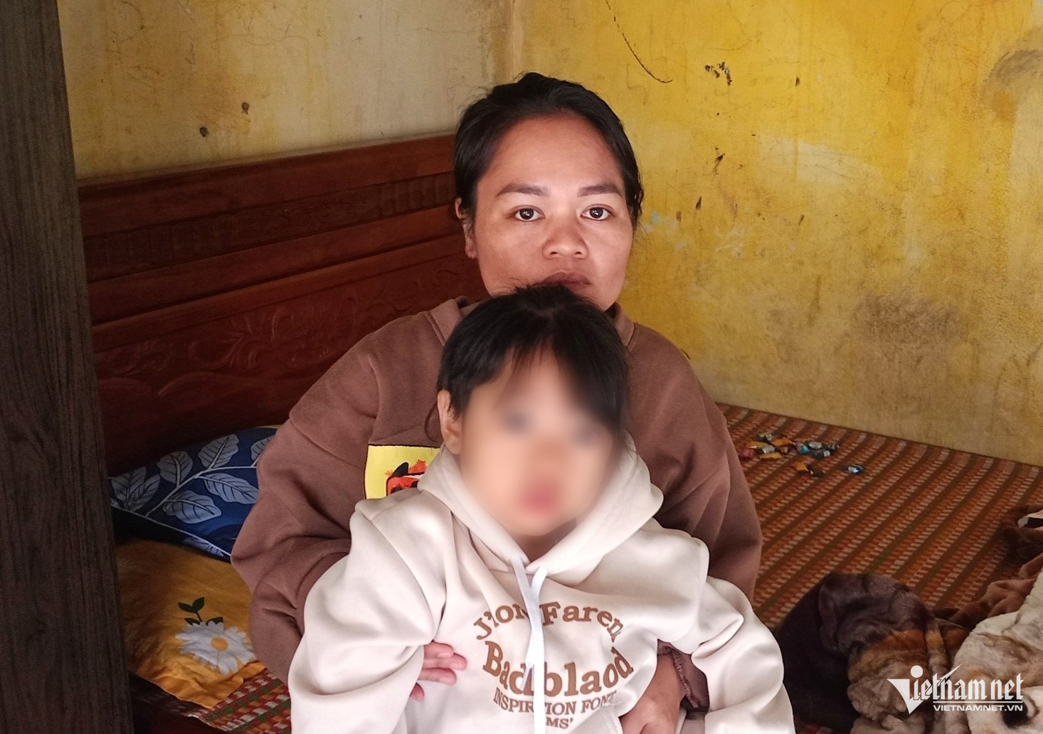 Nghẹn lòng hình ảnh con gái nam shipper đứng trước di ảnh thắp hương cho ba: