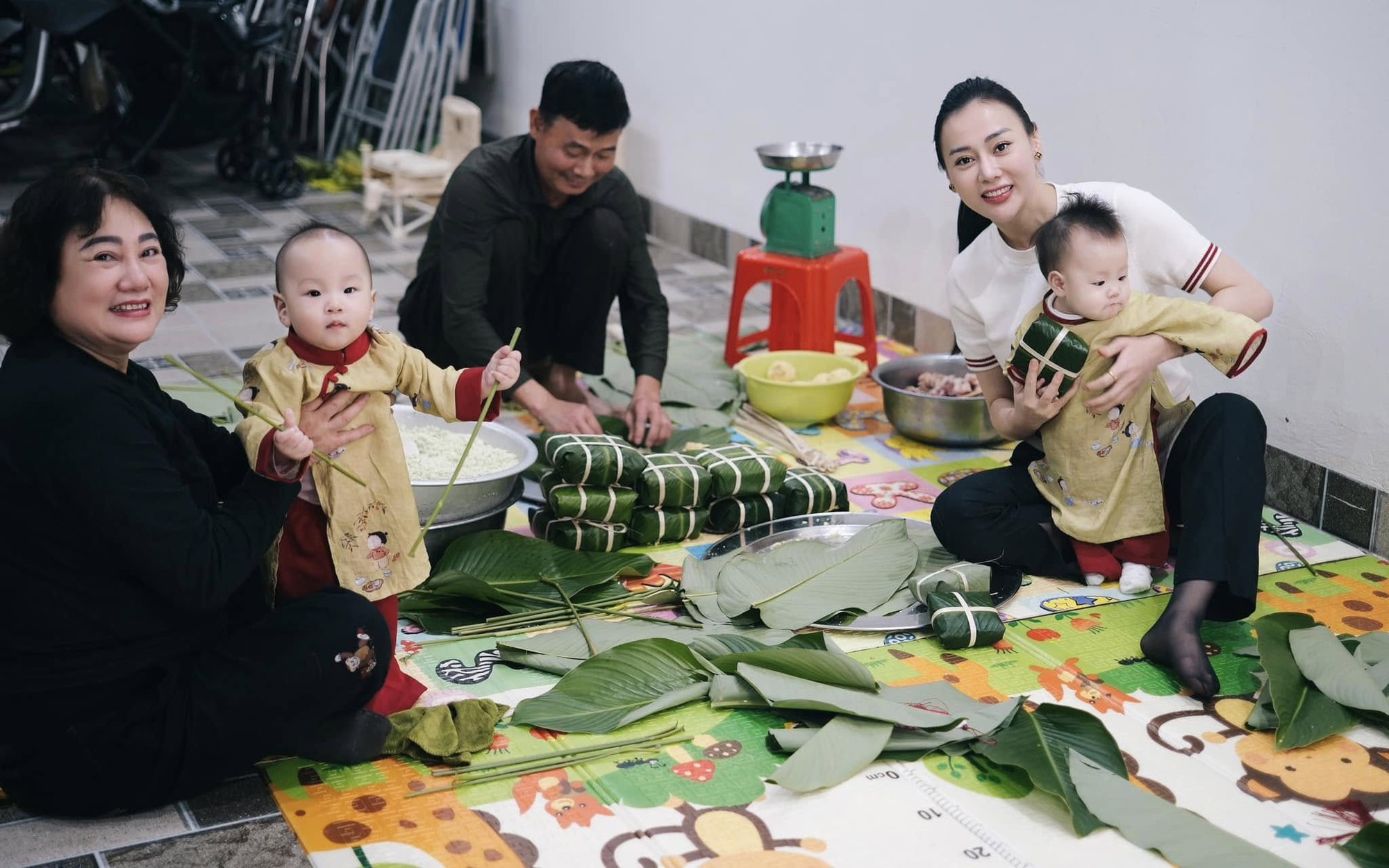 Cặp song sinh nhà Phương Oanh lần đầu 