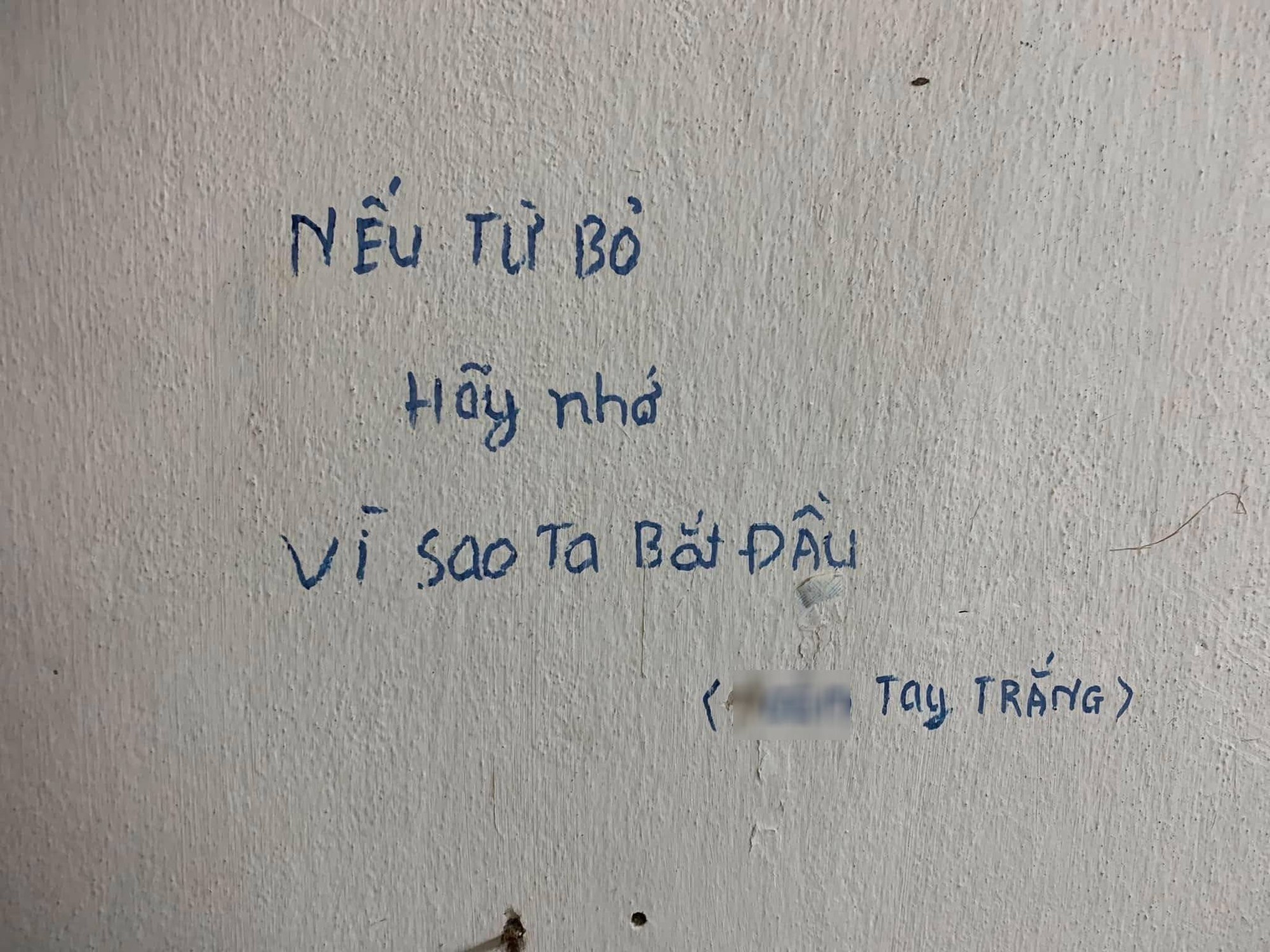 Nghìn người dừng lại trước những bút tích kín tường căn phòng trọ, ai cũng thắc mắc chủ nhân đã trải qua những gì- Ảnh 4.