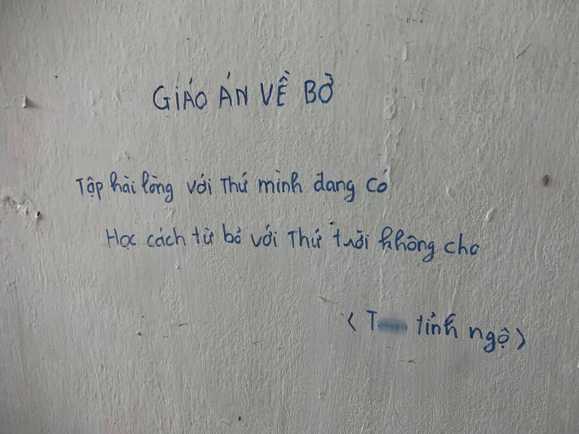 Nghìn người dừng lại trước những bút tích kín tường căn phòng trọ, ai cũng thắc mắc chủ nhân đã trải qua những gì- Ảnh 1.