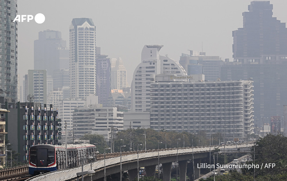 Bangkok chìm trong ô nhiễm: 352 trường học đóng cửa, người dân được kêu gọi làm việc tại nhà- Ảnh 1.