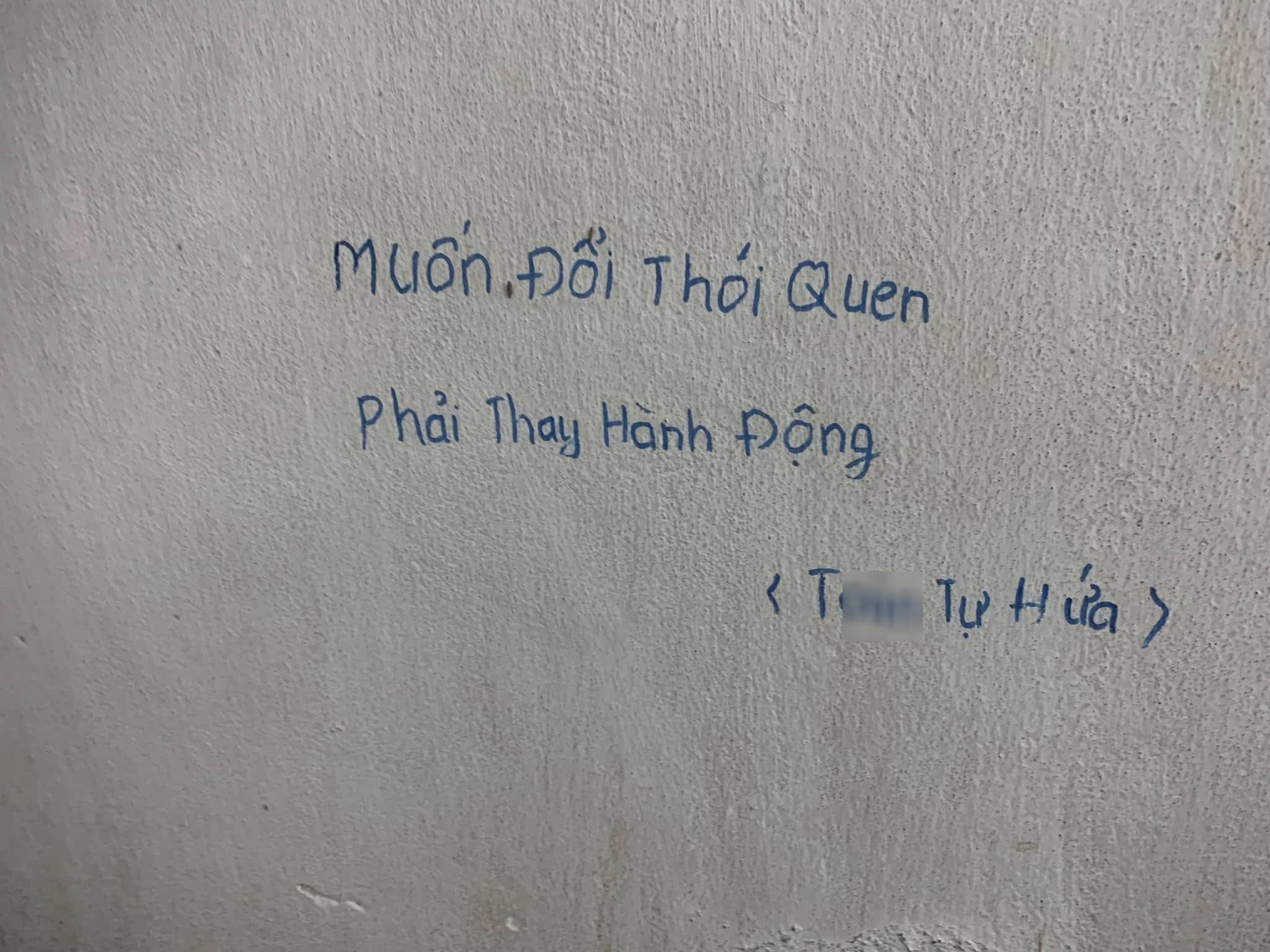 Nghìn người dừng lại trước những bút tích kín tường căn phòng trọ, ai cũng thắc mắc chủ nhân đã trải qua những gì- Ảnh 2.