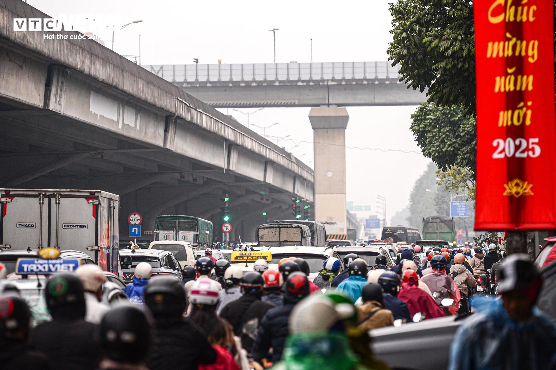 Tuyến đường huyết mạch Hà Nội tắc dài 3km trong ngày làm việc cuối cùng của năm- Ảnh 8.