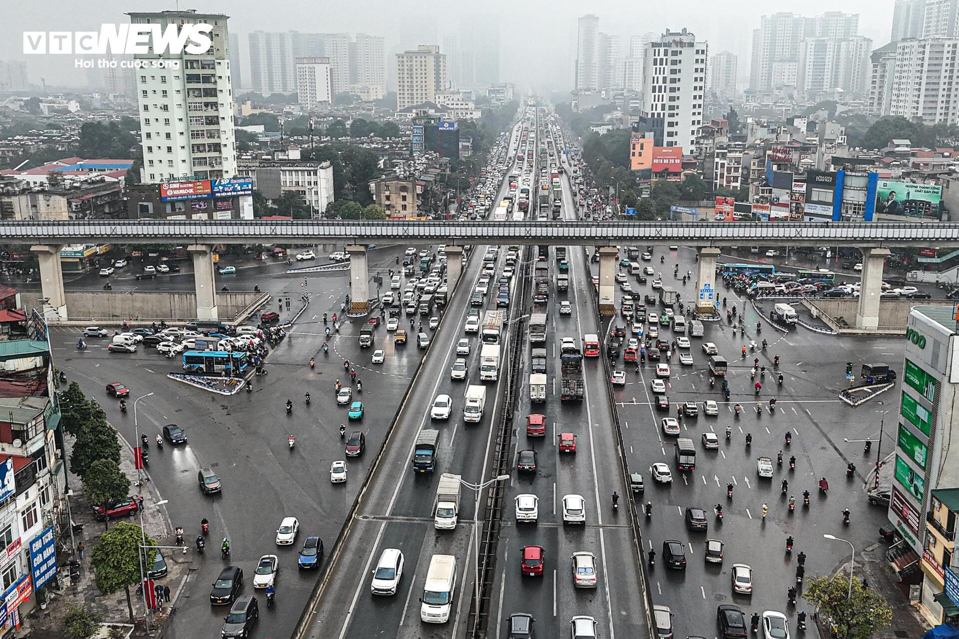 Tuyến đường huyết mạch Hà Nội tắc dài 3km trong ngày làm việc cuối cùng của năm- Ảnh 1.