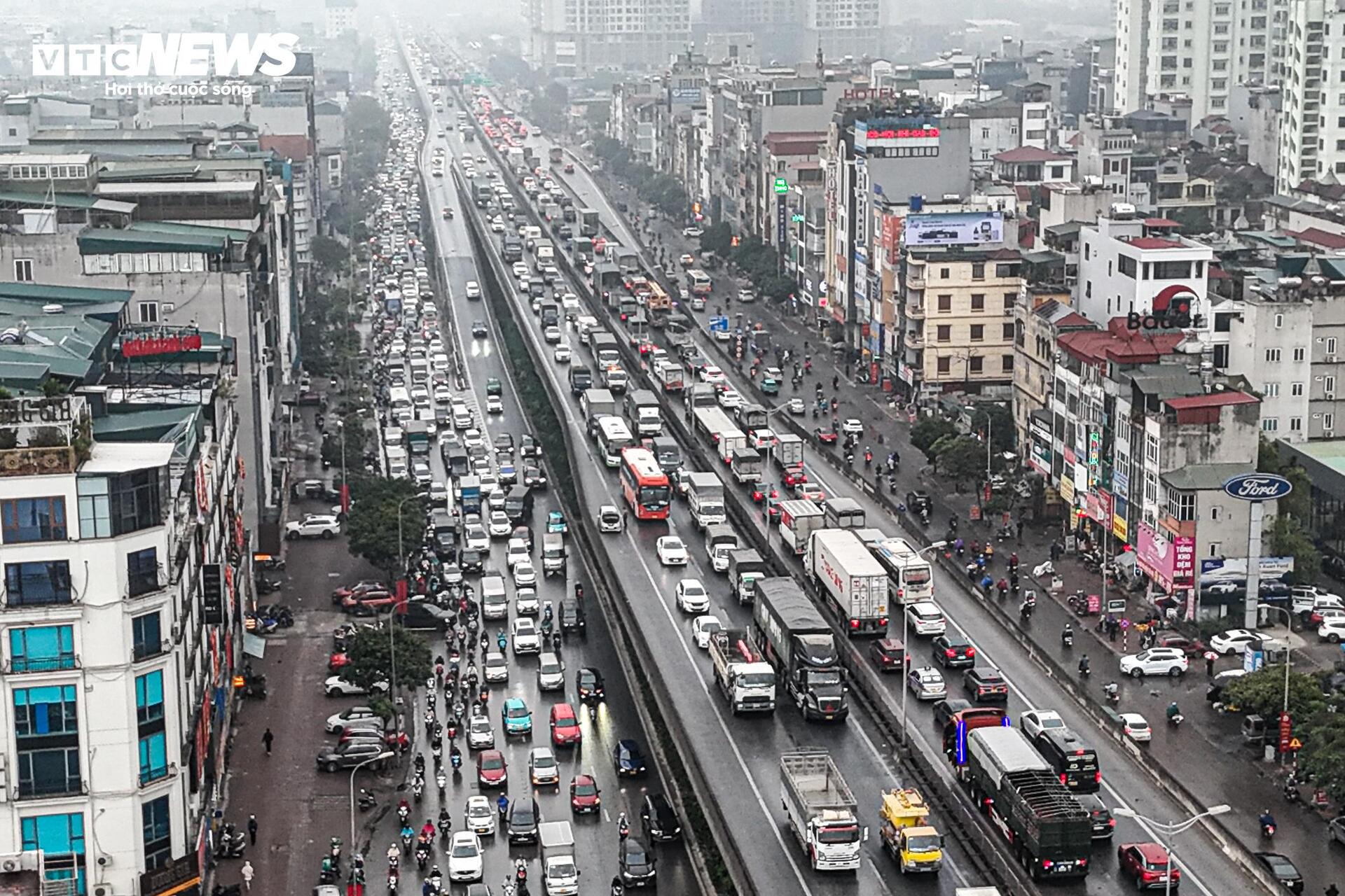 Tuyến đường huyết mạch Hà Nội tắc dài 3km trong ngày làm việc cuối cùng của năm- Ảnh 3.