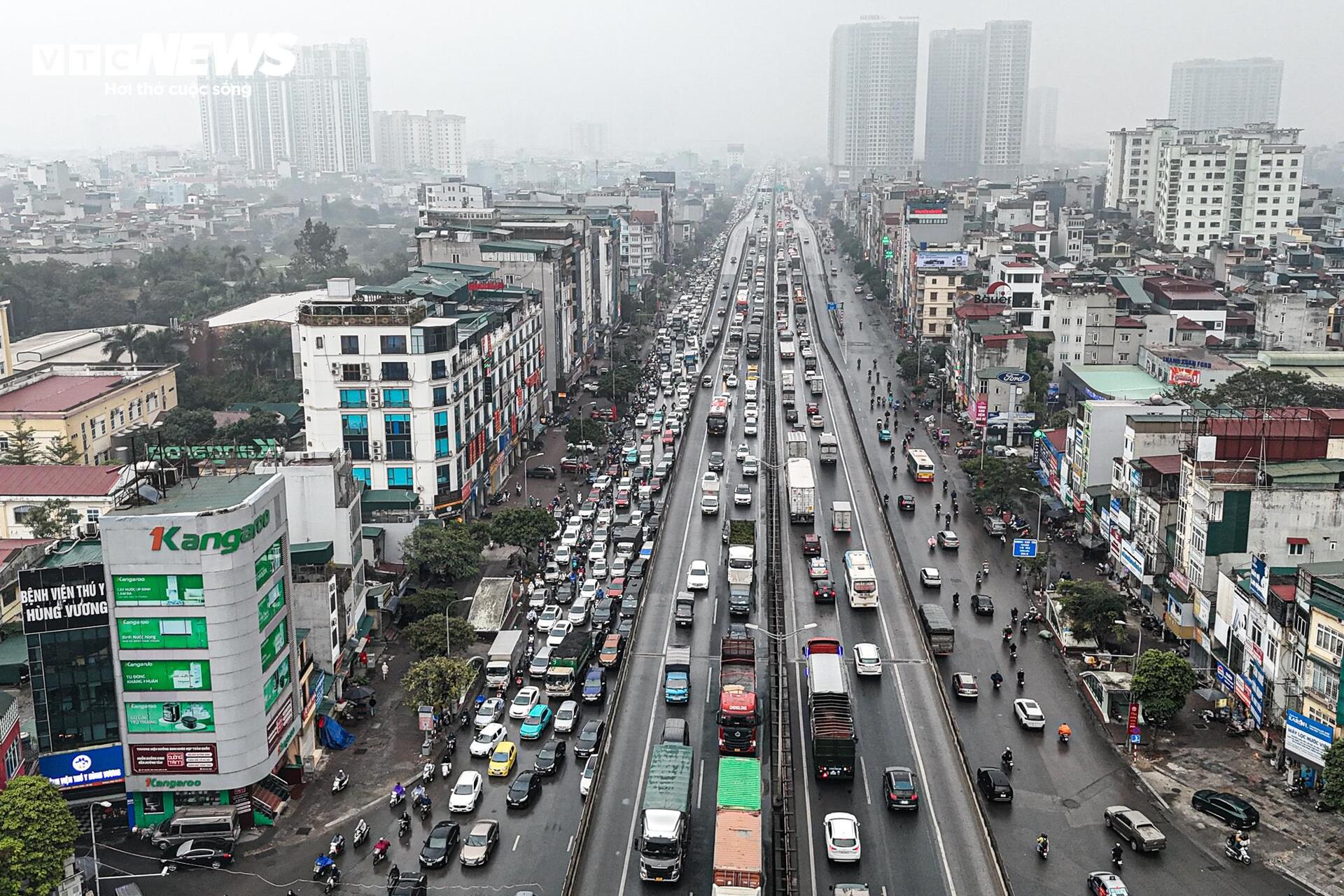 Tuyến đường huyết mạch Hà Nội tắc dài 3km trong ngày làm việc cuối cùng của năm- Ảnh 5.