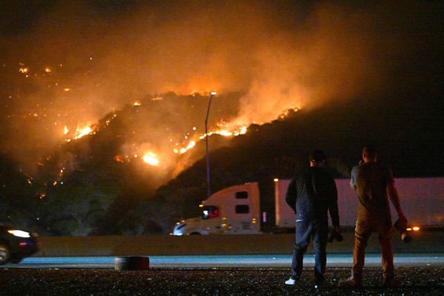 Thêm một đám cháy lớn nữa tại Los Angeles bùng phát, “địa ngục lửa” chưa biết bao giờ mới kết thúc- Ảnh 1.