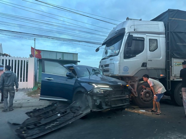 Tai nạn liên hoàn trên Quốc lộ 1 qua Khánh Hòa, ùn tắc kéo dài 1km- Ảnh 1.