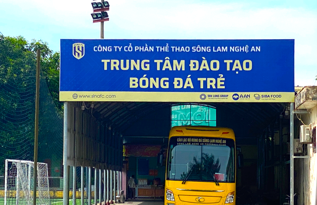 Xôn xao thông tin CLB Sông Lam Nghệ An 'nợ' tiền ăn của HLV và cầu thủ- Ảnh 1.