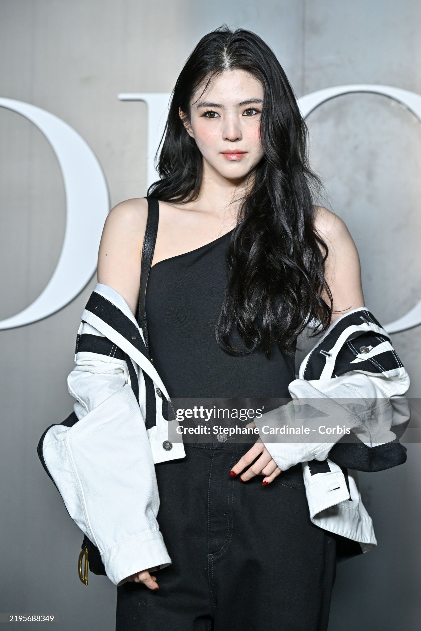 Han So Hee đi fashion week nhưng gặp "kiếp nạn”- Ảnh 2.